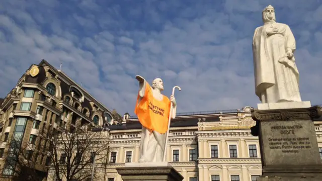 Під час протесту проти паркінгу Андрія Первозванного на Михайлівській переодягли у парковщика.