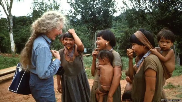 Margaret Mee en 1964 con integrantes de la tribu Waika/Yanomani