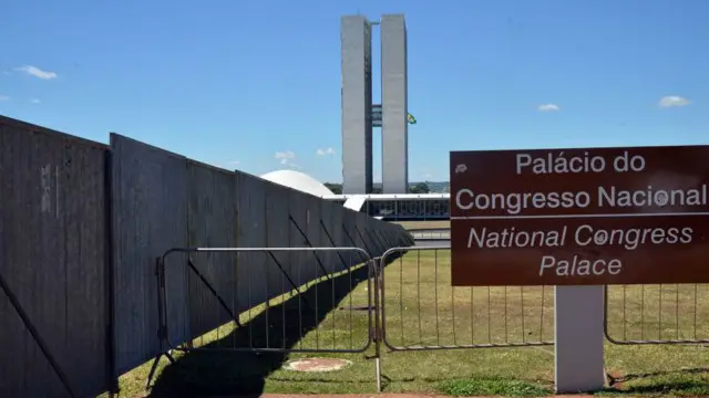 Grade na Esplanada dos Ministérios instalada para dividir manifestantes pró e contra Dilma; informações falsas divulgadas via aplicativos e pela internet reforçam polarização