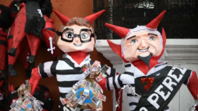 Muñecos de Pérez Molina y Baldetti.