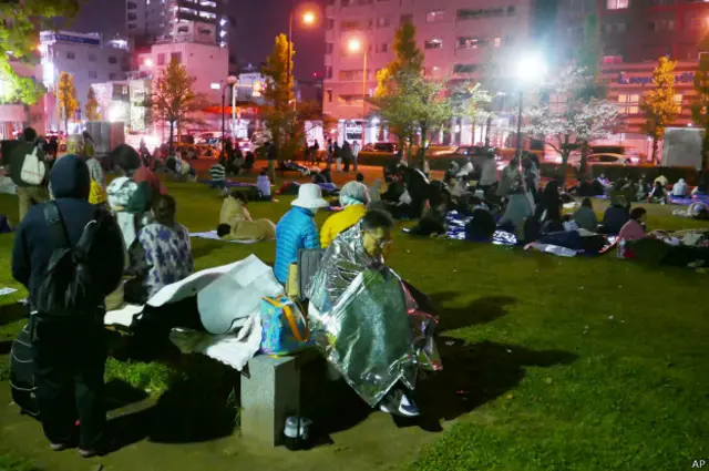 جاپان کې تر زلزلې وروسته زرګونه کسانو شپه پر سړکونو او پارکونو کې تر کمپلې لاندې په وېره کې تېره کړه.