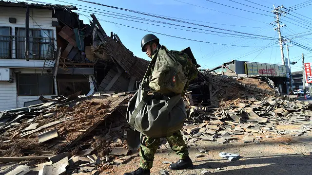 Pemerintah Jepang mengerahkan 20.000 personel pasukan pertahanan untuk bantu korban gempa.