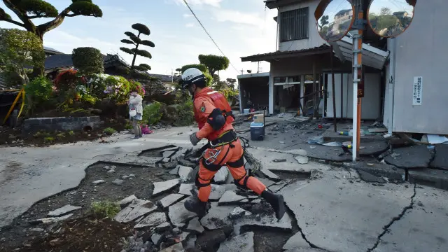 Tim evakuasi terus berupaya mencari dan menyelamatkan korban gempa yang terperangkap di antara reruntuhan bangunan.
