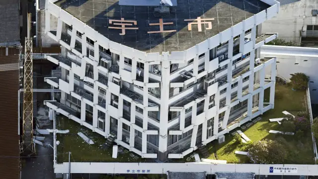 Gedung pemerintah Kota Uto di Prefektur Kumamoto terimbas gempa.