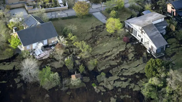 地震切断了灾民正常的用水用电。