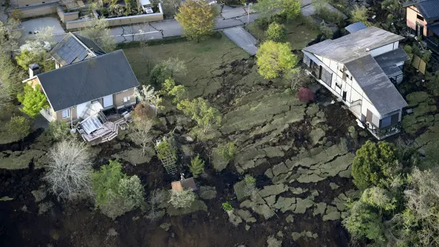 Gempa bumi telah memicu longsor di berbagai lokasi di Prefektur Kumamoto.