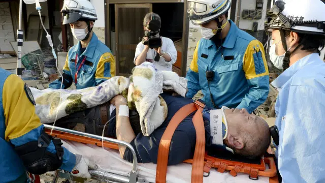 Gempa di Perefektur Kumamoto menewaskan sedikitnya 15 orang dan mencederai ratusan lainnya.