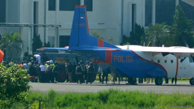Abu Bakar Baasyir dibawa menggunakan pesawat polisi dari Bandara Tunggu Wulung.
