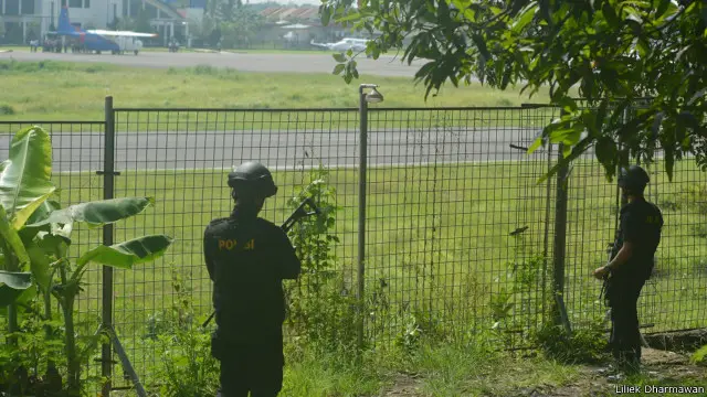 Pengamanan di sekitar Bandara Tunggu Wulung ketika Abu Bakar Ba'asyir dibawa ke LP Gunung Sindur, Jawa Barat.