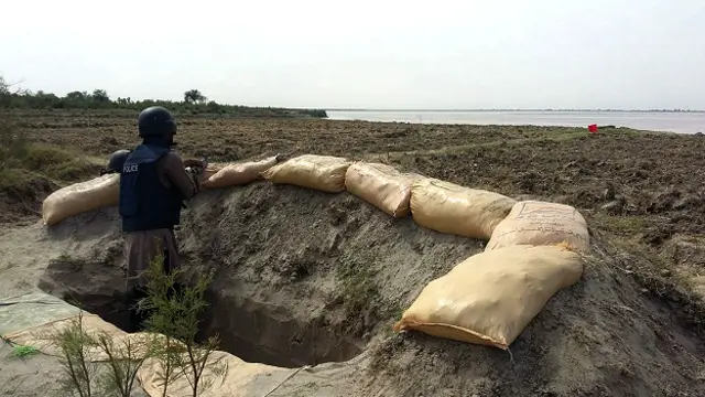 टापू पर मोर्चा संभाले पुलिसकर्मी.