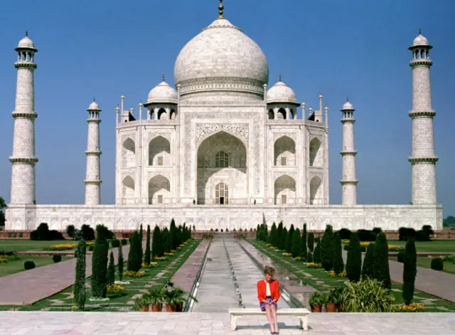 Эта фотография сидящей одиноко Дианы у усыпальницы Тадж-Махала намекнула всем о распавшемся браке с принцем Чарльзом