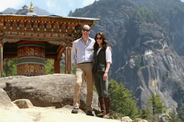 Герцог и герцогиня Кембриджские посетили в Бутане монастырь Такцанг Лакханг 