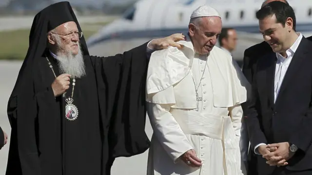 واتیکان تاکید کرده که سفر پاپ صرفا جنبه انسانی و مذهبی داشته و نباید نشانه ای از انتقاد به بازگرداندن پناهجویان تلقی شود