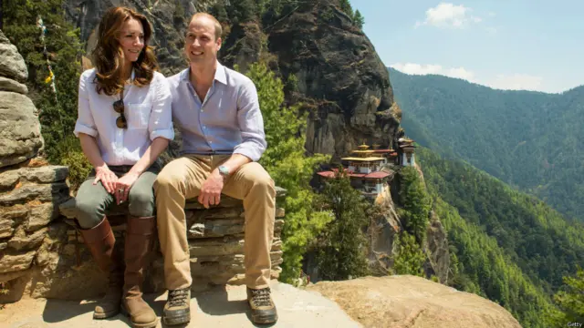 Герцог и герцогиня Кембриджские во время посещения монастыря в Бутане