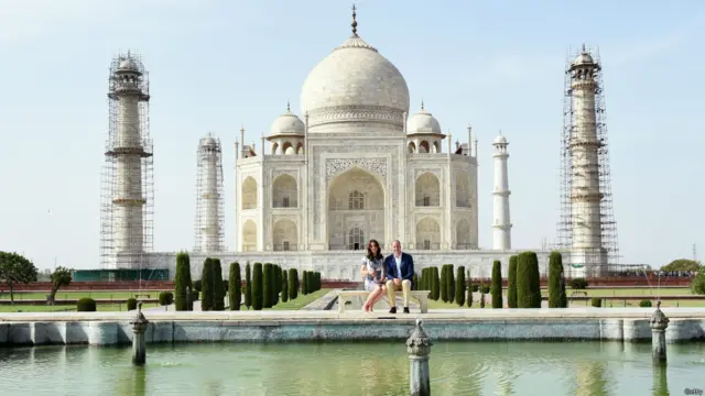 Герцог и герцогиня Кембриджские на фоне мавзолея Тадж-Махал.