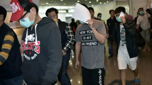 上周五（15日）20名嫌犯抵达台湾桃园国际机场，接受侦讯后饬回。