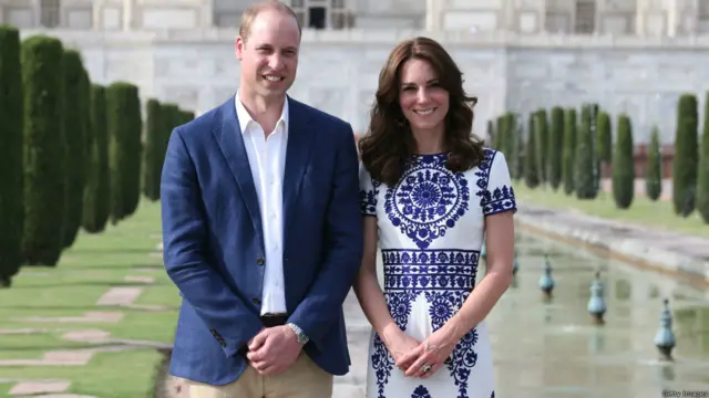 Герцог и герцогиня Кембриджские на фоне мавзолея Тадж-Махал.