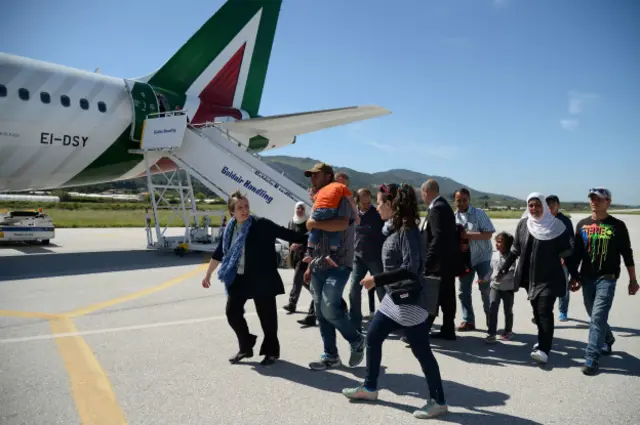 Группа сирийских беженцев, которых папа Франциск решил забрать с собой в Ватикан