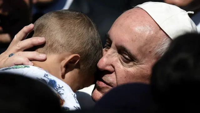 Папа римский во время посещения лагеря беженцев на острове Лесбос