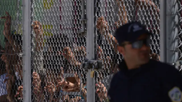 Мигранты в лагере на острове Лесбос