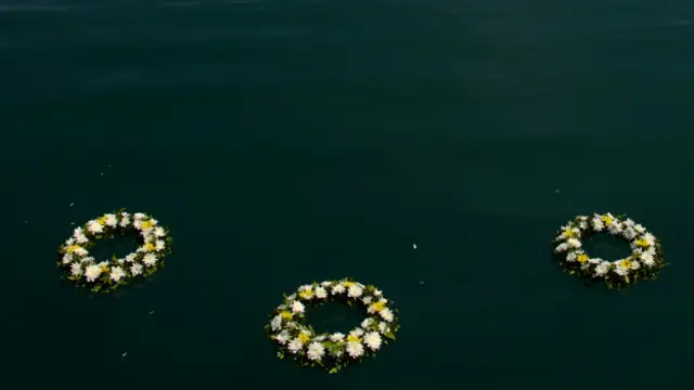 Траурные венки в память утонувших беженцев 