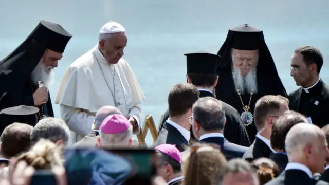 Религиозные лидеры участвуют в церемонии, посвященной памяти погибших мигрантов. Лесбос, 16 апреля 2016 г.