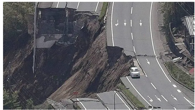 ငလျင်ကြောင့် မြေတွေပြို လမ်းတွေပျက်စီးခဲ့ 