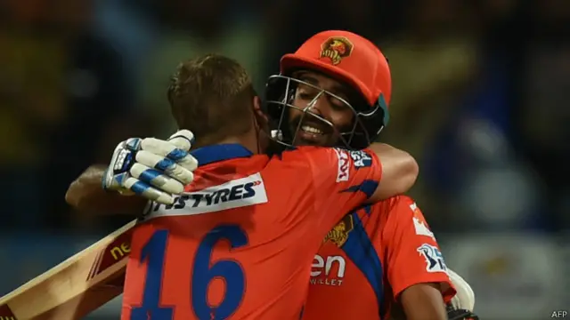 ऐरॉन फिंच धवल कुलकर्णी