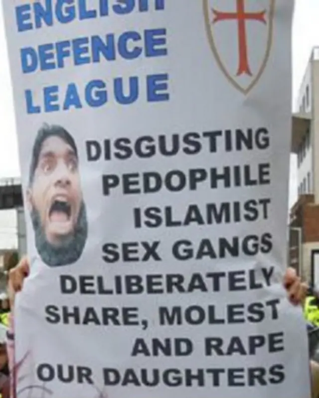 پلاکارد گروه راستگرای افراطی ای‌دی‌ال که مسلمانان را به عنوان تهدیدی علیه دختران انگلیسی به تصویر کشیده