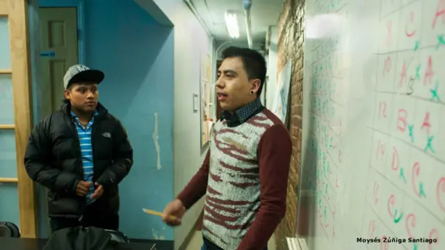 Jóvenes migrantes en la Asociación Tepeyac de Nueva York