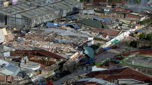 Bangunan di Gunung Sitoli hancur akibat gempa 28 Maret 2005 lalu, dengan kekuatan 8,7 SR dan sekitar 1.300 orang tewas.