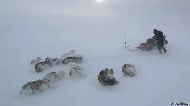 "Terkejut dengan badai salju, kami harus berhenti dan mendirikan tenda dan menunggu hingga badai mereda."