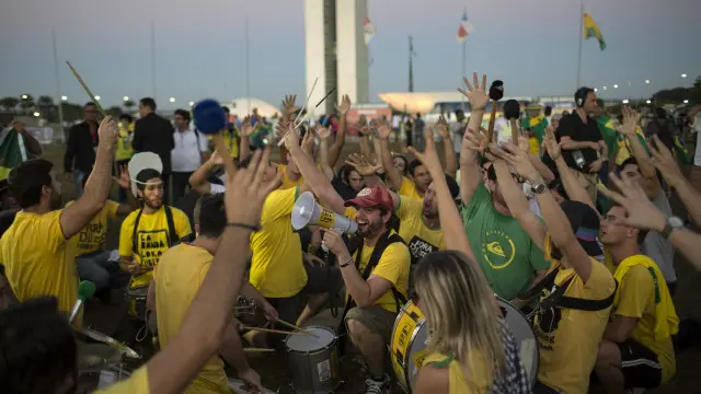 معارضو الحكومة يتظاهرون أمام الكونغرس البرازيلي قبيل التصويت على إمكانية عزل الرئيسة روسيف.