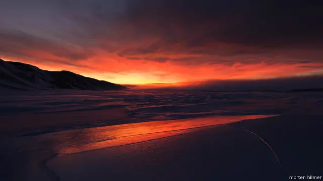 Lanskap sore di lautan es timurlaut Greenland.