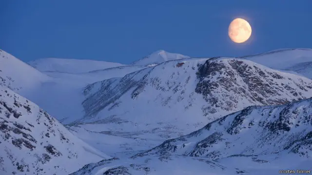"Saya tinggal lebih dari dua tahun untuk memotret keindahan negara ini selama musim gelap. Sungguh aneh bahwa matahari tidak muncul selama dua bulan."