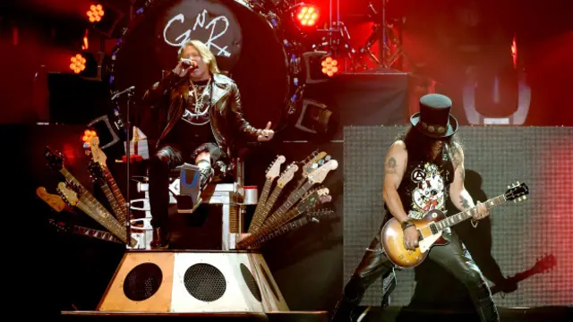 После первого шоу Роуз сломал себе ногу и с тех вор выступает, сидя на троне