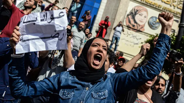 تجمع المتظاهرون الجمعة أمام نقابة الصحفيين للتنديد باتفاقية "تعيين الحدود بين مصر والسعودية"