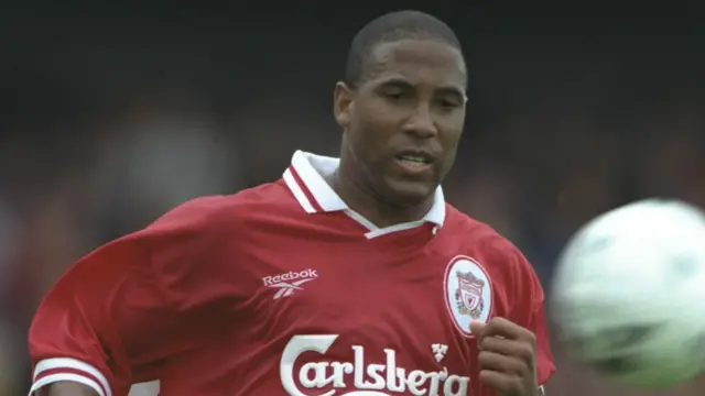 巴恩斯在1997年一场季前热身赛中