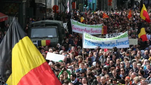  کئی افراد نے پلے کارڈز اٹھا رکھے تھے جن پر یکجہتی کے پیغامات درج تھے۔ 