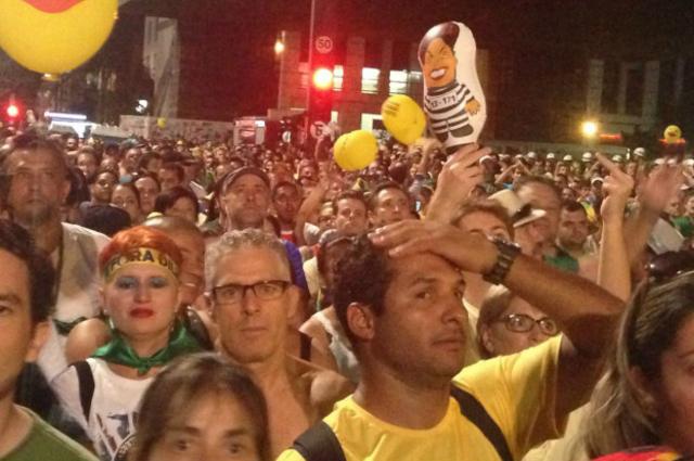 Milhões de brasileiros pararam para assistir à votação em casa ou nas ruas