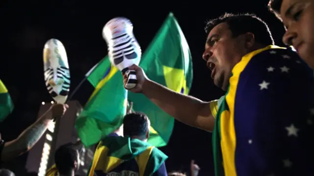 Тысячи сторонников и противников Русеф ждали результатов подсчёта голосов на улицах столицы