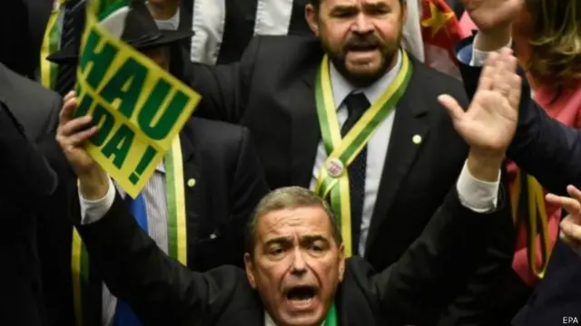 在漫长的投票流程之后,主张弹劾的阵营获得了下院三分之二的得票。