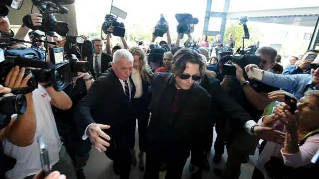 约翰尼·德普与妻子艾梅柏·希尔德抵达黄金海岸南岸裁判司署（18/4/2016）