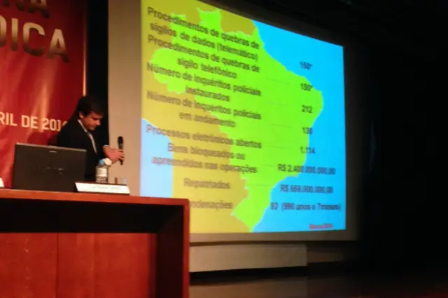 Em evento em uma faculdade de Direito, em São Paulo, Luiz Roberto Godoy, delegado da Polícia Federal, mostra números da Lava Jato até março deste ano