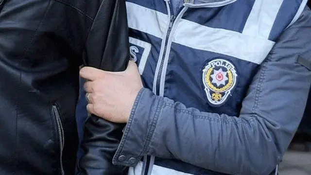 Anggota polisi Turki tengah mengamankan seseorang.