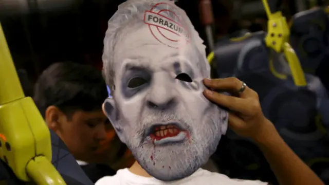Один из демонстрантов в Рио с маской бывшего президента Бразилии