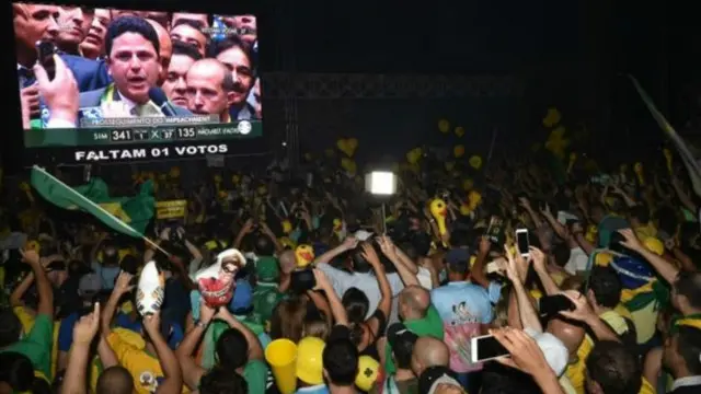 جلسة التصويت بثت على الهواء وعلى شاشات كبيرة في مراكز العاصمة