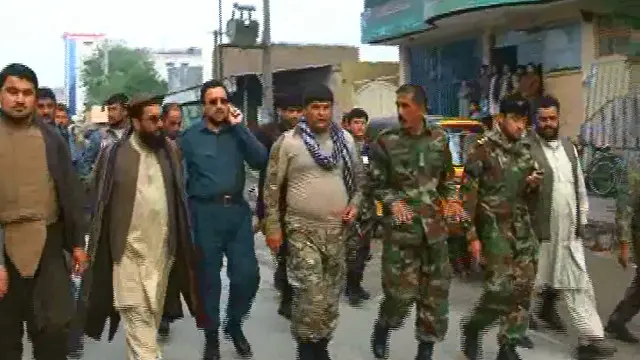 د کندوز والي او امنیه قومندان تېره ورځ د ښار په سړکونو کې ګرځېدل ترڅو ښاریانو ته ډاډ ورکړي چې وضعیت د دولت په کنټرول کې دی.