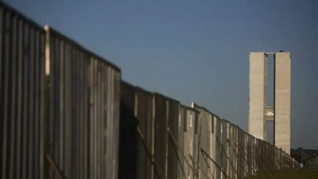 الشرطة فصلت بين مؤيدي روسيف ومعارضيها بسور طوله كيلومتر وارتفاعه متران