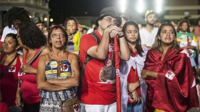 أنصار روسيف ارتدوا ملابس باللون الأحمر